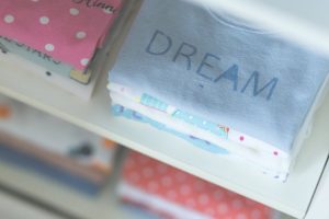 Alles wat je moet weten over babykleding: soorten, materialen, veiligheid, maatkeuze en de nieuwste trends